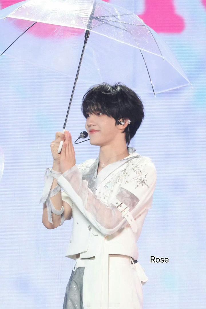 苏新皓都怪TOP又下雨了 TOP雨神名梗再度应验，演出现场如期下起雨来。雨水打湿
