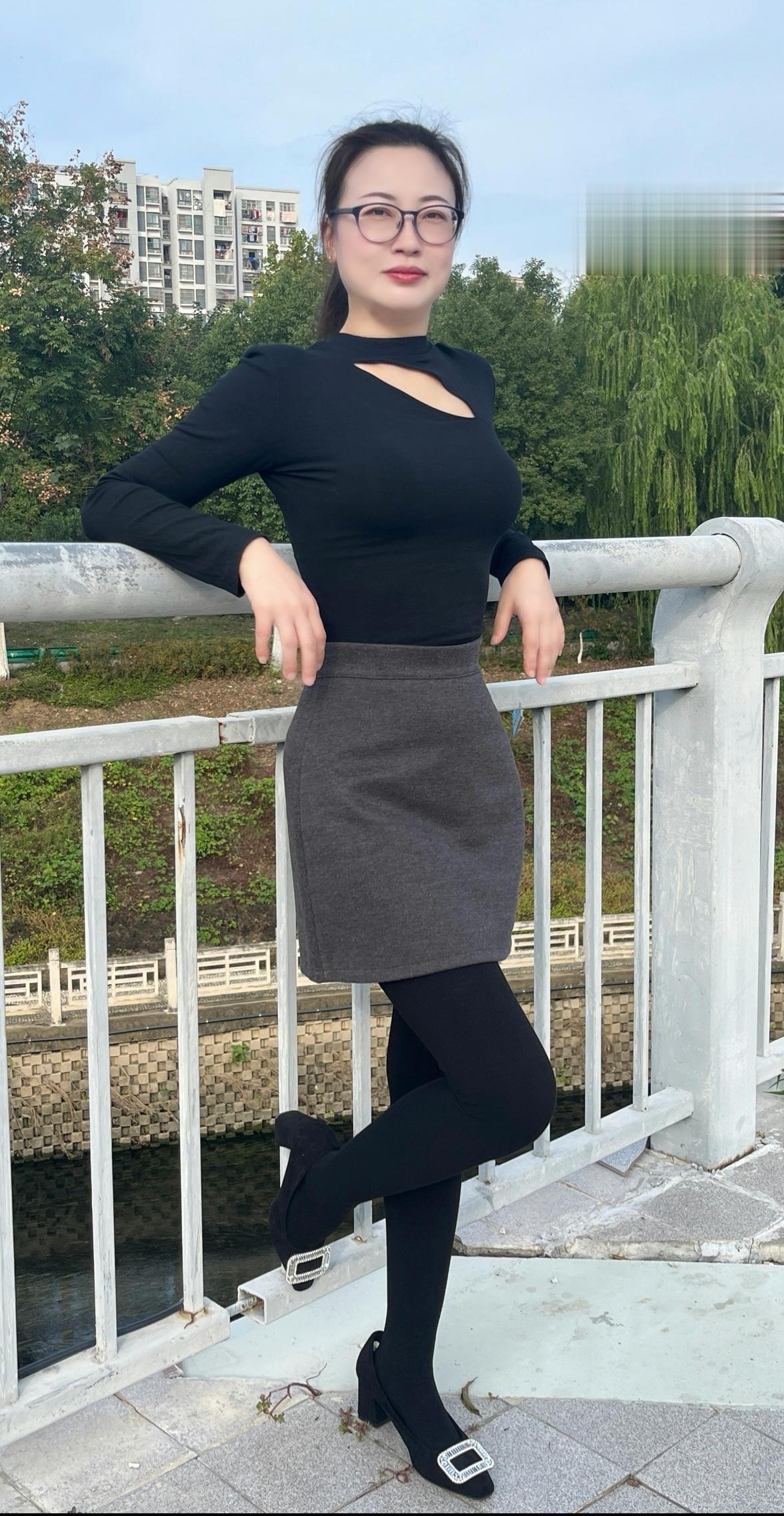 “好好生活，慢慢相遇 人间十一月，一切安好如意”