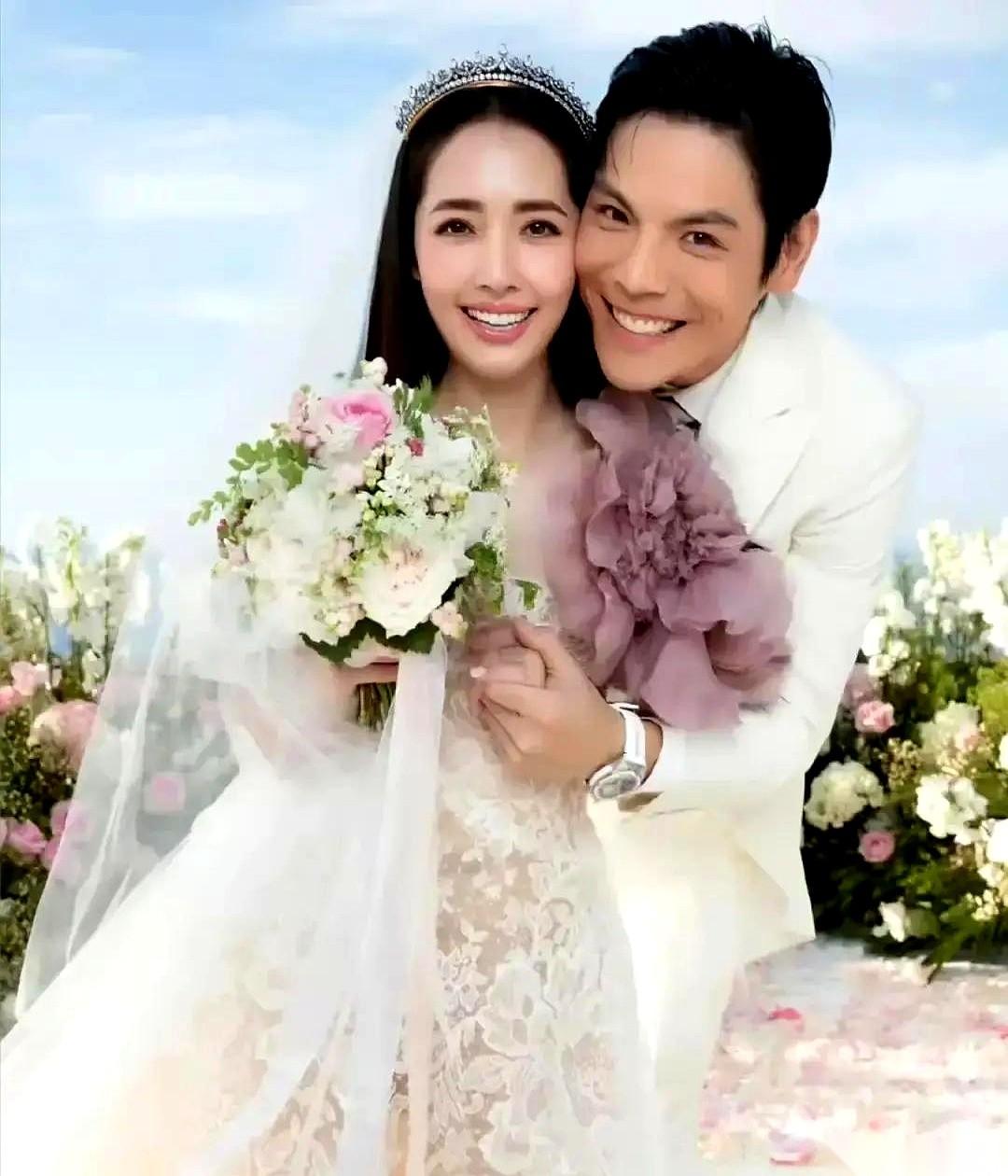 向佐对着镜头说：“我老婆选我，不是因为我爸是谁，而是她觉得我能扛事。”
话筒递过