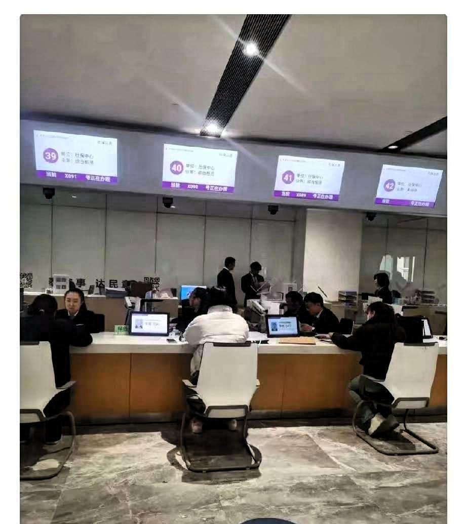 我朋友在社保局上班，
今天特意叮嘱我：
如果35岁以上没稳定工作的人，
要慎重选