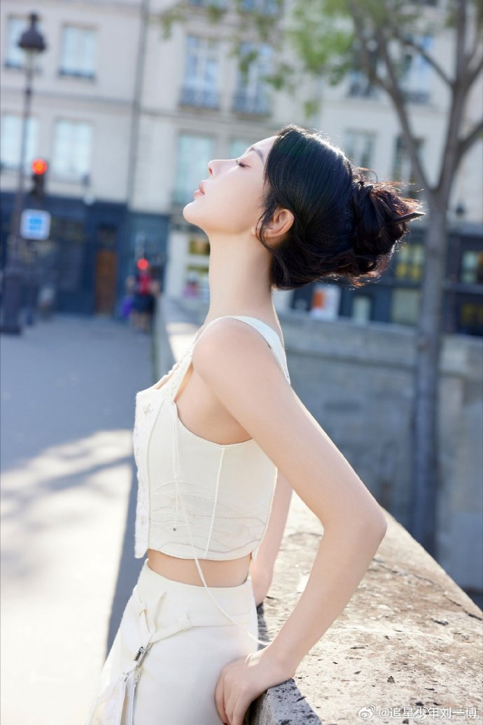 #孔雪儿新中式造型#孔雪儿这次也是美出了新高度呢，新中式造型也可以完美拿捏，优雅