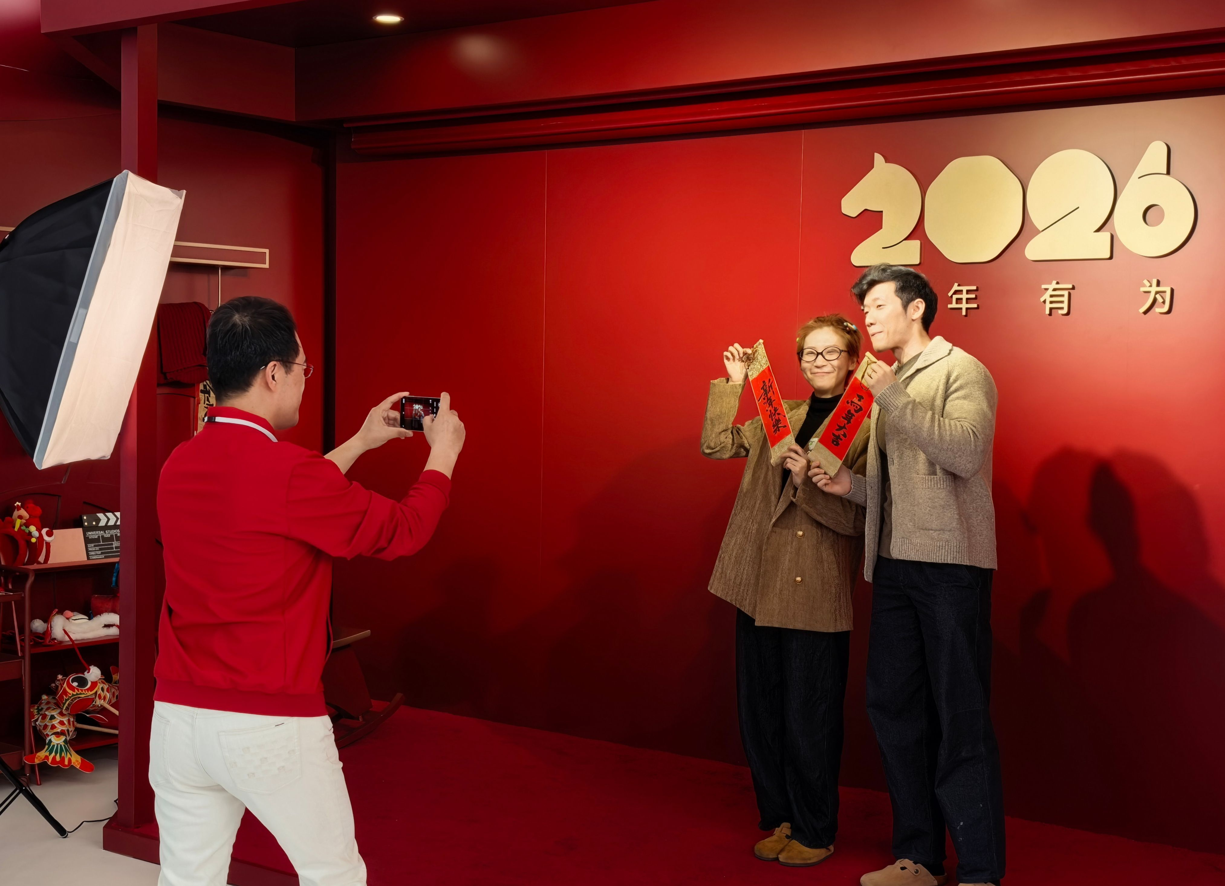 偶遇华为何刚周末给消费者拍全家福 羡慕两个字我真的要说腻了！2月7日何刚居然去深