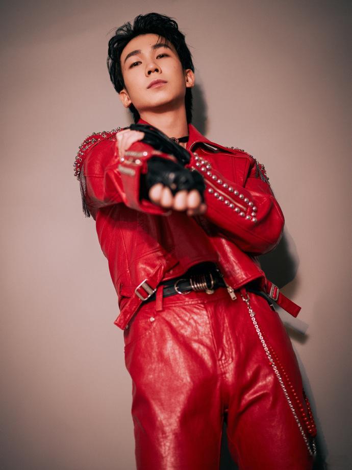 白举纲摇滚音引爆舞台预警  白举纲与竞技舞台适配程度堪称满分，他舞台上的松弛感不