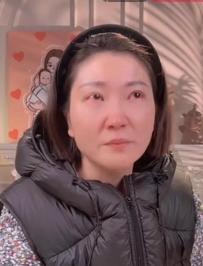 泰国坠崖案受害者王暖暖五年了为什么还是没有自由身？
最近王暖暖在直播时哭诉，她如