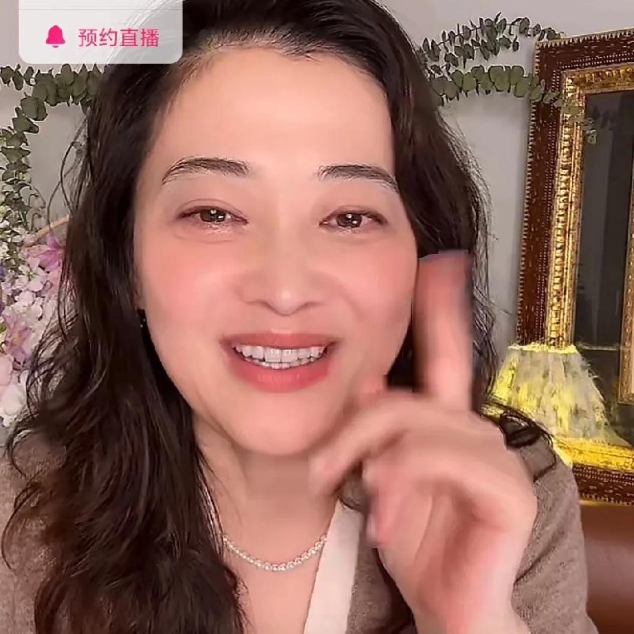 我有一个大胆的猜测，
梅婷可能缺钱了，
原因很简单，不是因为她找人借钱，而是因为