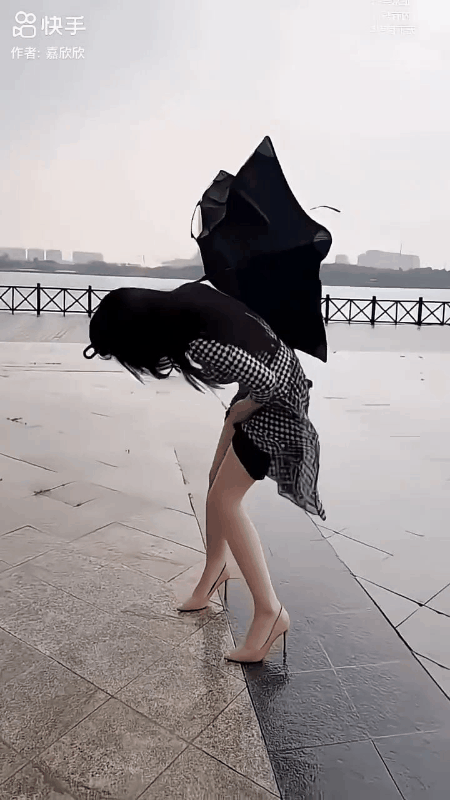 这里是河北邯郸，今天我们这又下雨了，不但下雨，风还刮的很大，看看这个女孩在风雨中