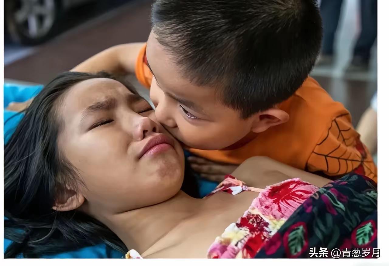 河南信阳，一位7岁小男孩独自推着11岁姐姐赶往医院，医生问起父母在哪，男孩低头眼