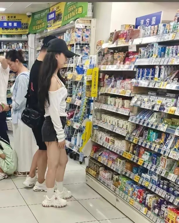 汪峰森林北日本度假汪峰又带着森林北去了日本度假，两人在一家日本药妆店被偶遇，汪峰