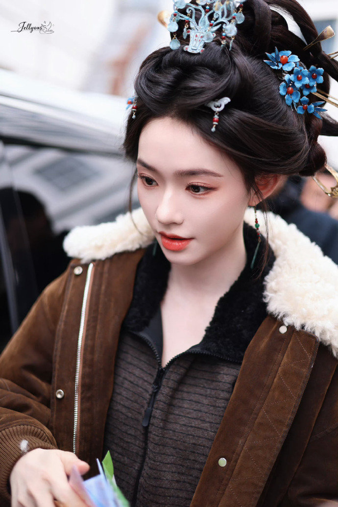 林允归鸾蓝衣白毛领造型 林允归鸾蓝衣狐裘金发簪 林允归鸾蓝衣白毛领造型，林允归鸾