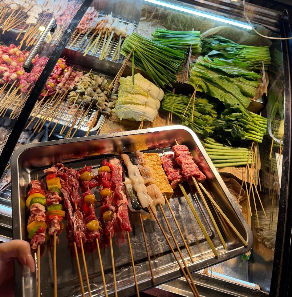 小区隔壁刚开了一家烧烤店 半夜吃便宜，走起来[允悲][允悲] ​​​