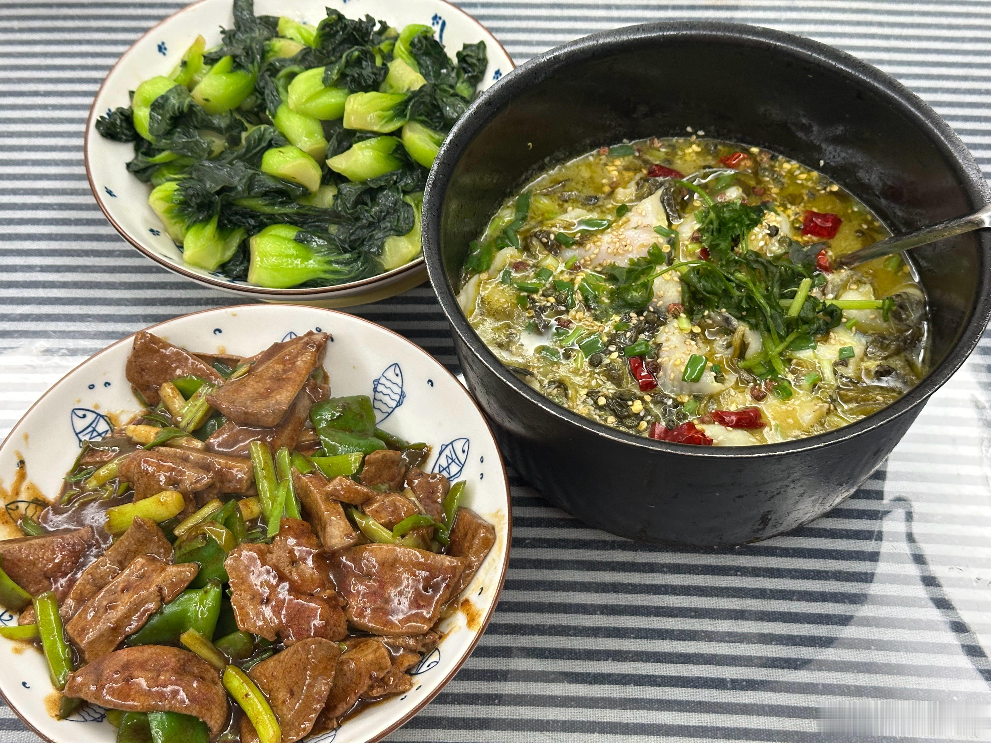 上海美食[超话]  快手晚餐✌️做完还是热，一身汗  ​​​
