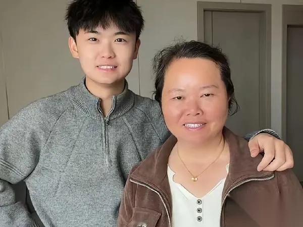 小伙寻亲成功

退还养房车

为啥全网吵翻了天？

江西小伙彭聪聪4岁被拐，养父