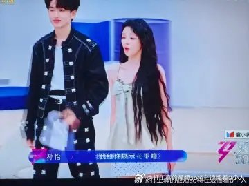 孙怡下半身这个波点裙子和灿灿直播这个好像 