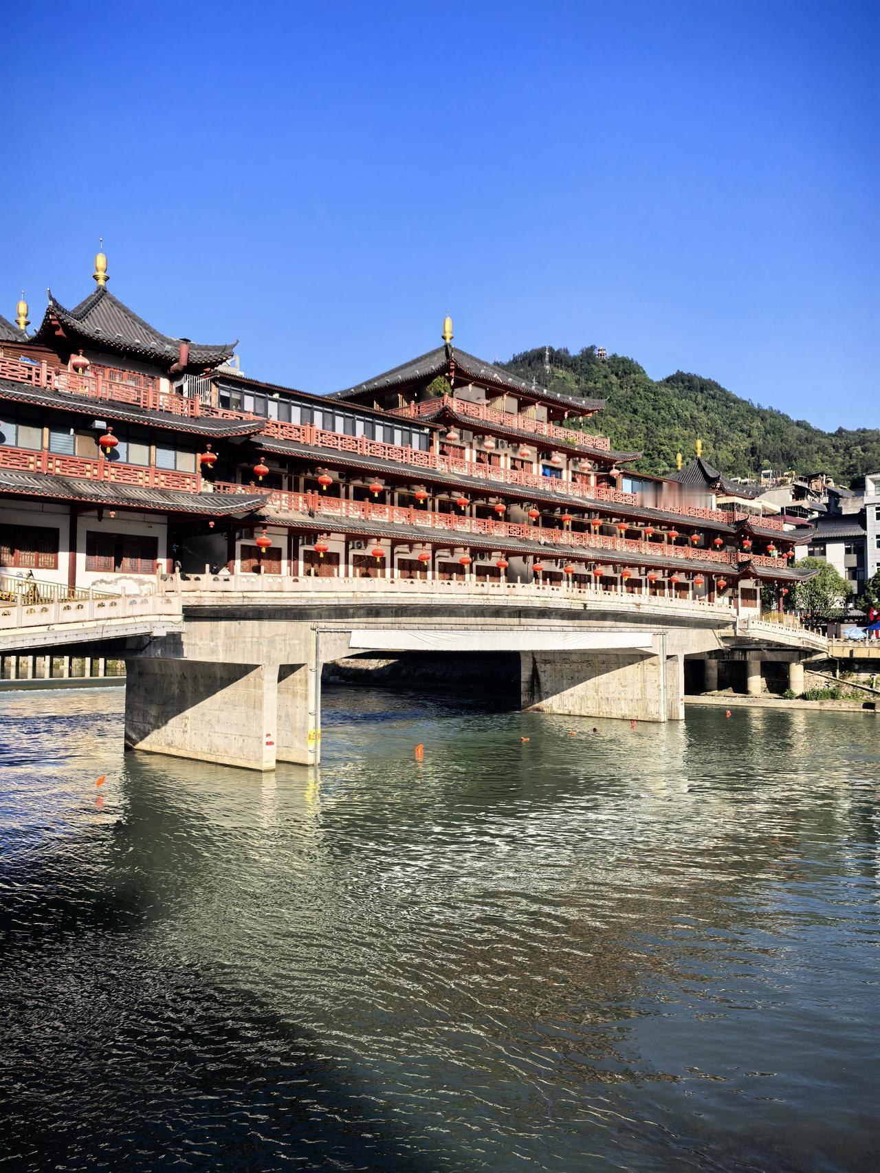 五一躺家里看高速热闹
五二喝着美酒看景区限流
五三喝茶刷遍各地人潮
五四闲坐笑看