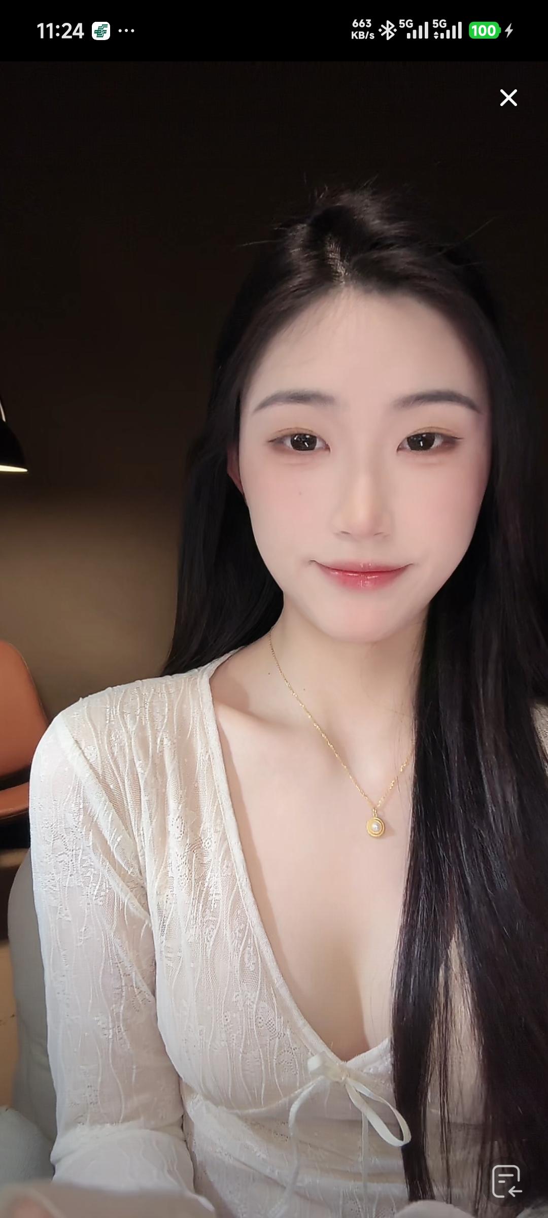 温柔甜美的自拍，精致的妆容和优雅的服饰，尽显女性魅力。