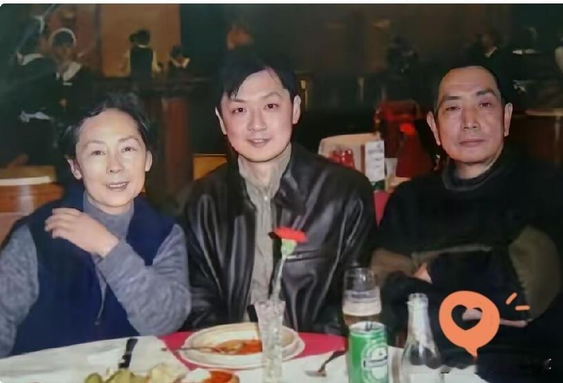 早年间电影表演艺术家刘尚娴丈夫、儿子一家三口外出聚餐时的情景，刘尚娴是来自于上海