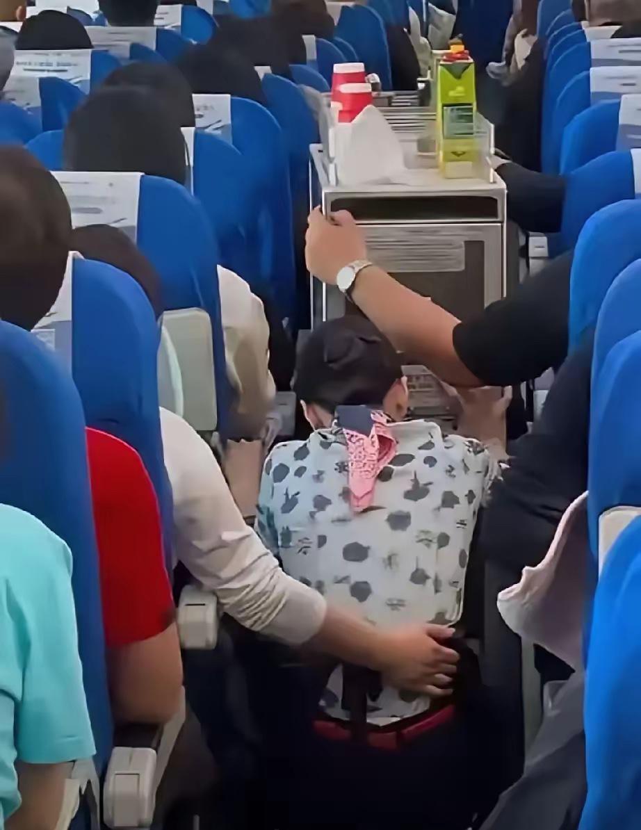 让空姐下跪的乘客，接下来可能要面临的3个窘境！
​第一就是惹起全网公愤，现场视频