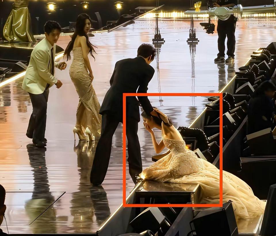 孟子义这一摔，直接封神！活动现场本是平淡无奇，她却因脚下一滑猝不及防跌倒。李昀锐