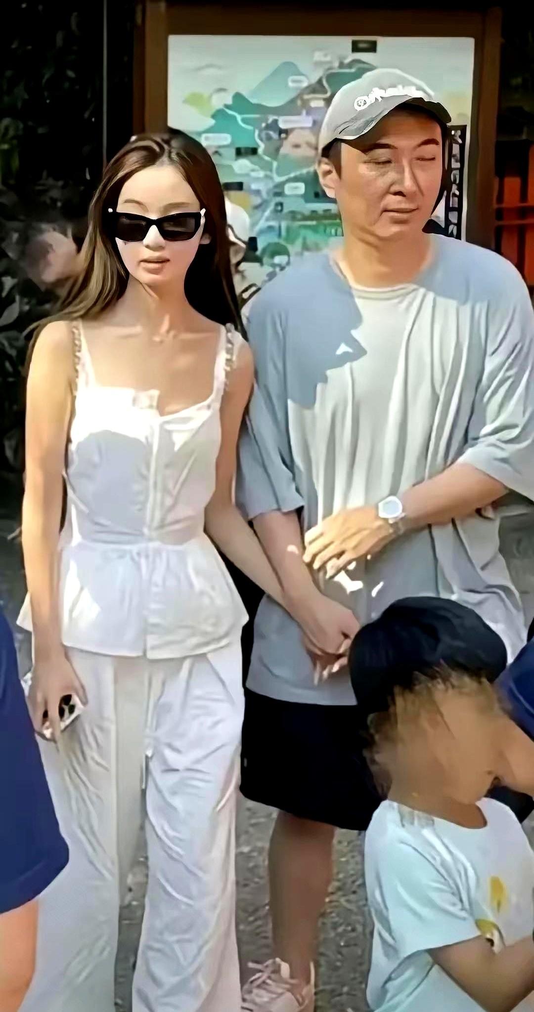 王思聪又换新女友了？瓜直接递到眼前！

这次新欢是他前前女友黄一鸣的同学，网名叫