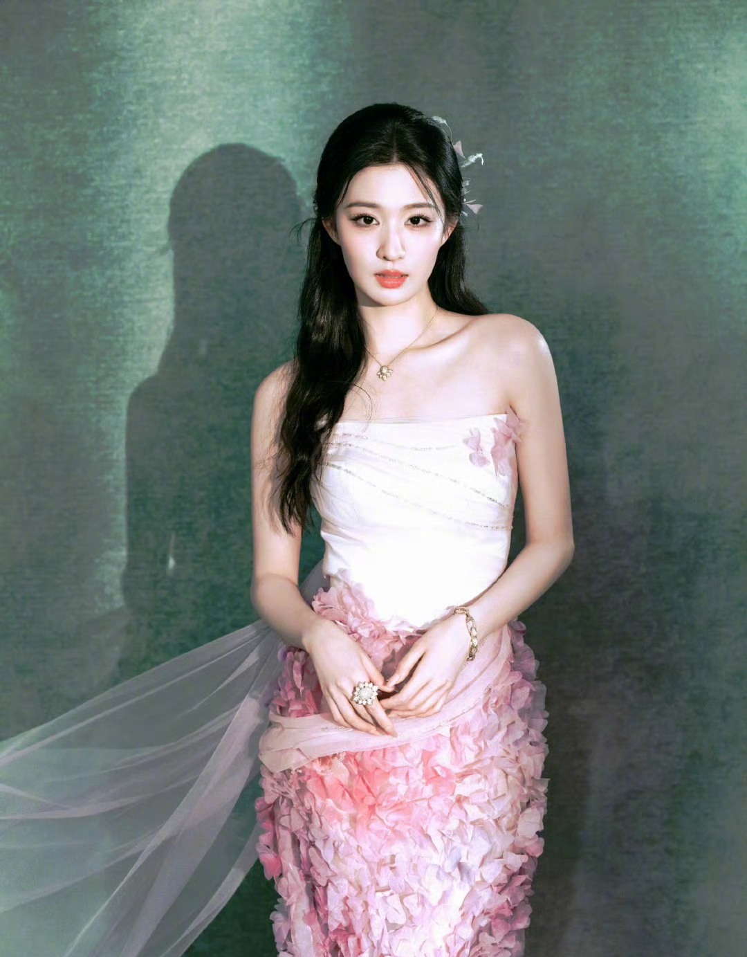 王楚然穿粉色眼前一亮又一亮谁被的粉色造型美晕了！长裙、旗袍、古装各种粉色造型通通