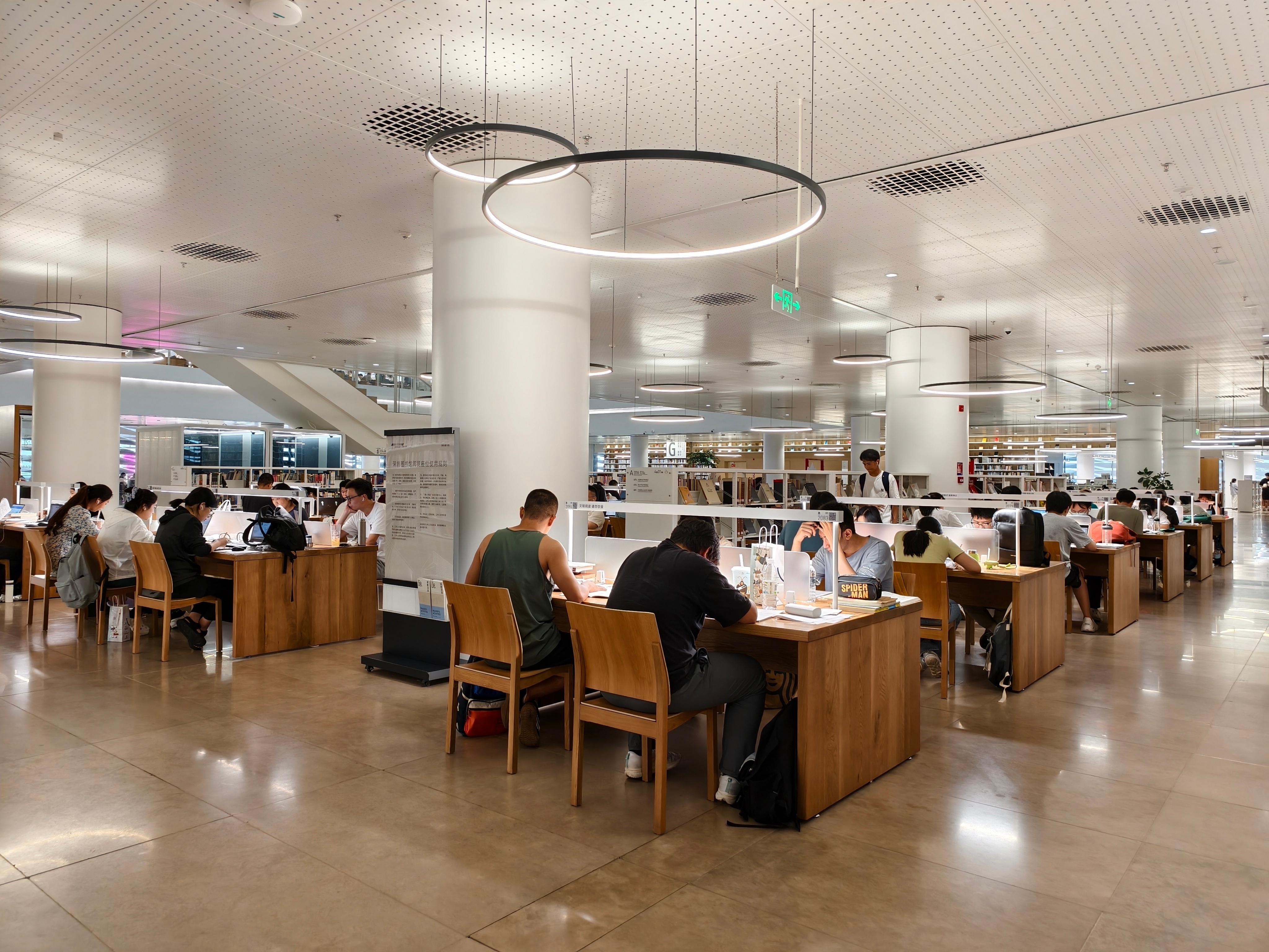 在深圳确实很多努力的人，我之前去图书馆的时候，基本连位置都找不到，太努力上进了在