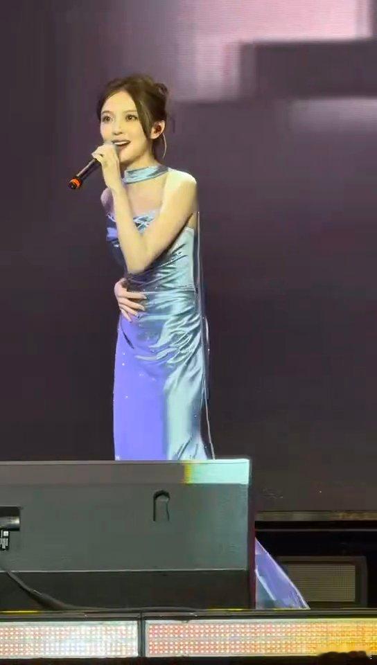 汪小敏河北舞台一开口我就没招了汪小敏的嗓音传到河北了 ​汪小敏河北舞台一开口我就