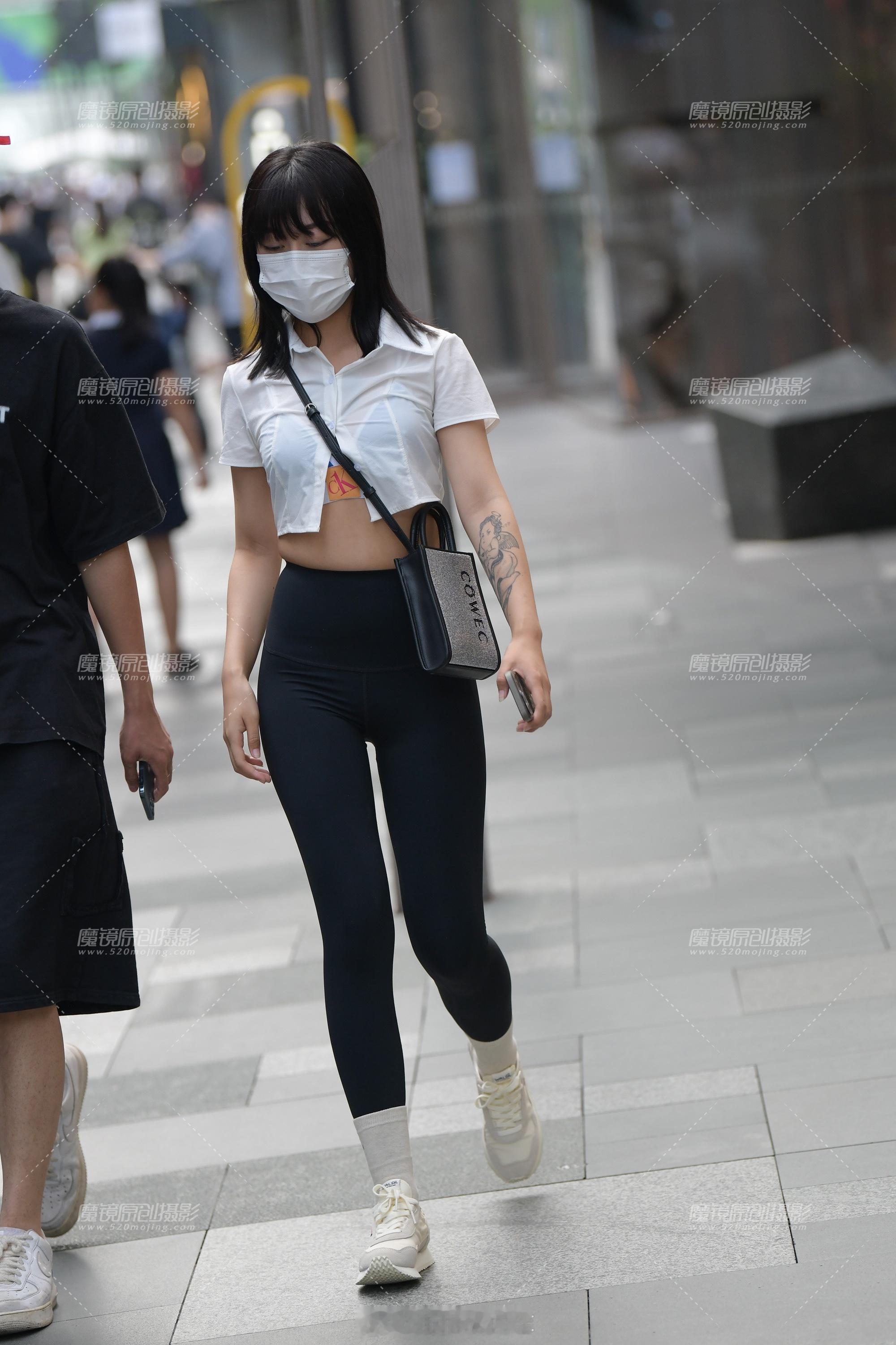 今天穿什么小姐姐这短衬衫配瑜伽裤，别有一番风味！ ​​​