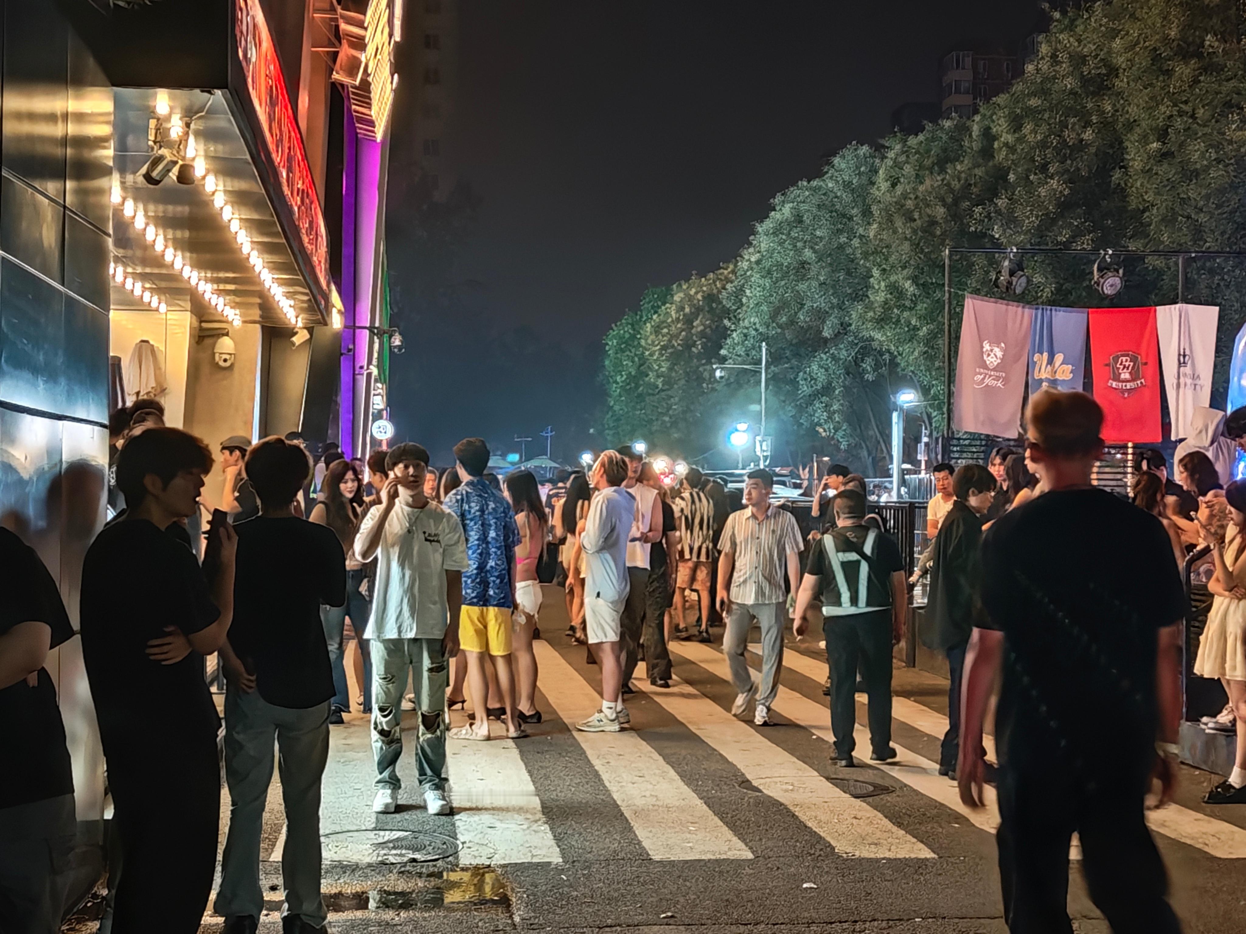 太久没进城了，头一次见识到了凌晨三点的工体，依旧人山人海[允悲][允悲] ​​​