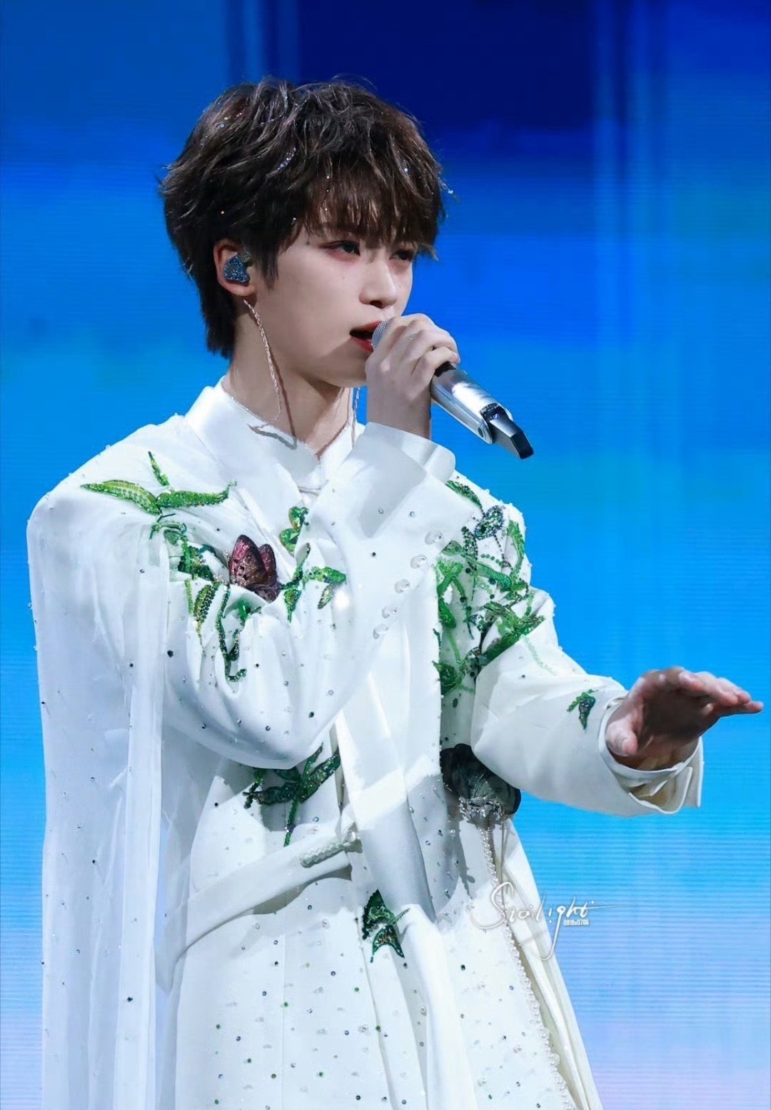 梓渝梓渝认证新中式经典皮肤梓渝演唱会白月光返场这身定制款茉莉奶白皮肤一出场，什么