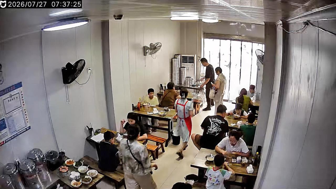 今天我要对一位陌生的顾客说声抱歉，我的态度恶劣了。事情是这样的，早上5点半左右，