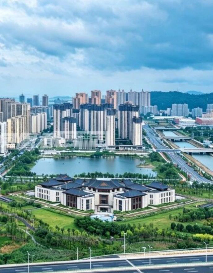 等了快8年，珠海斗门湖心新城那个备受瞩目的“鸽子王”地标，终于传来实质性复工的好