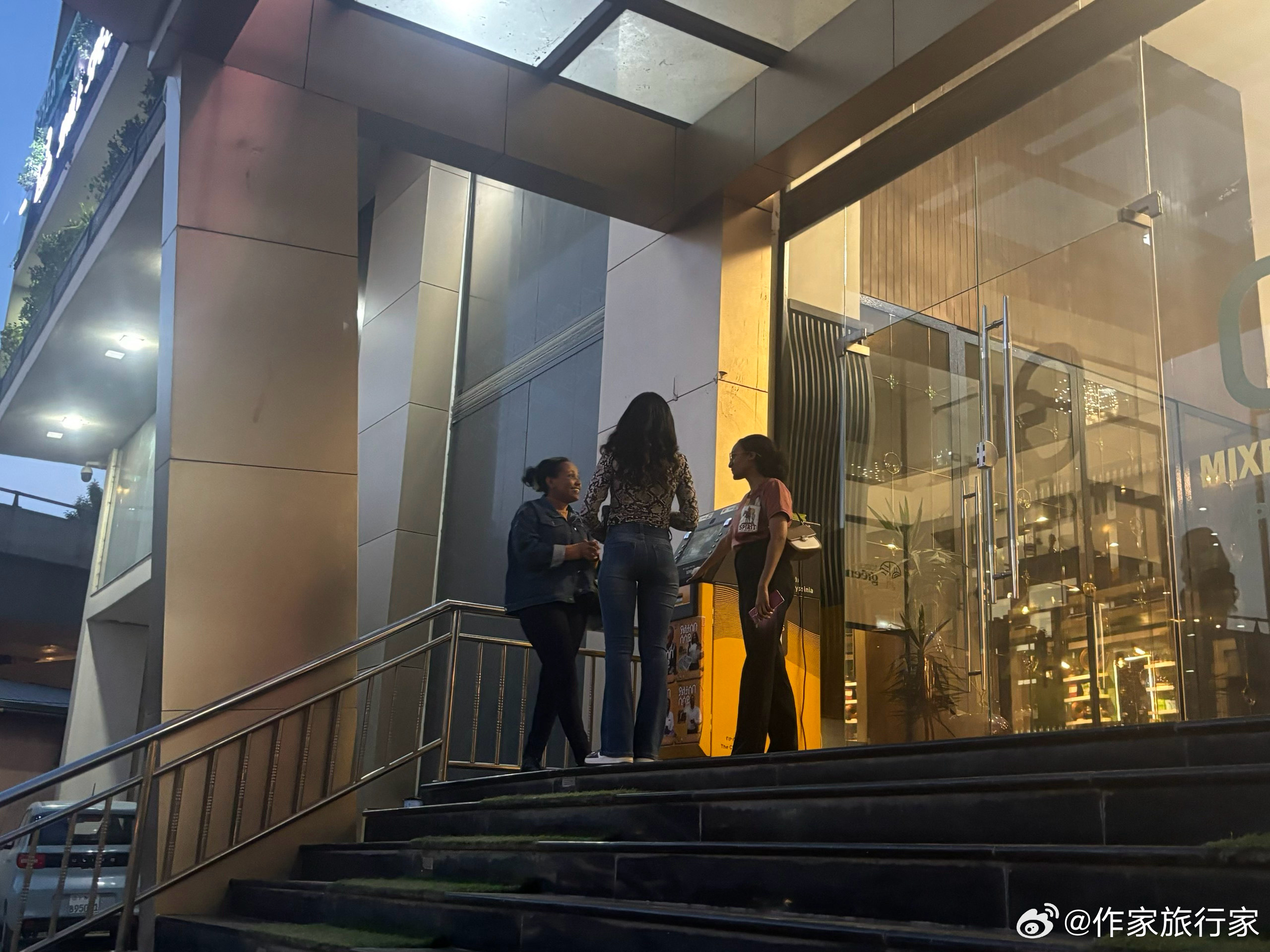 埃塞俄比亚历险记 19       相信谁呢？小浩带着我，走进大楼，在等电梯的时