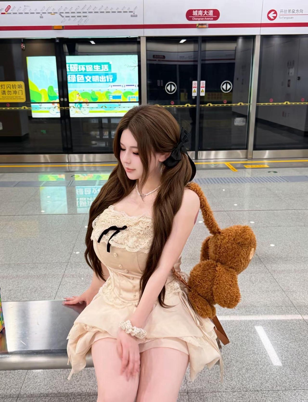 好吧 我给我自己立的人设是坚强独立的小女孩 遇到任何挫折都打败不了我 其实我是一