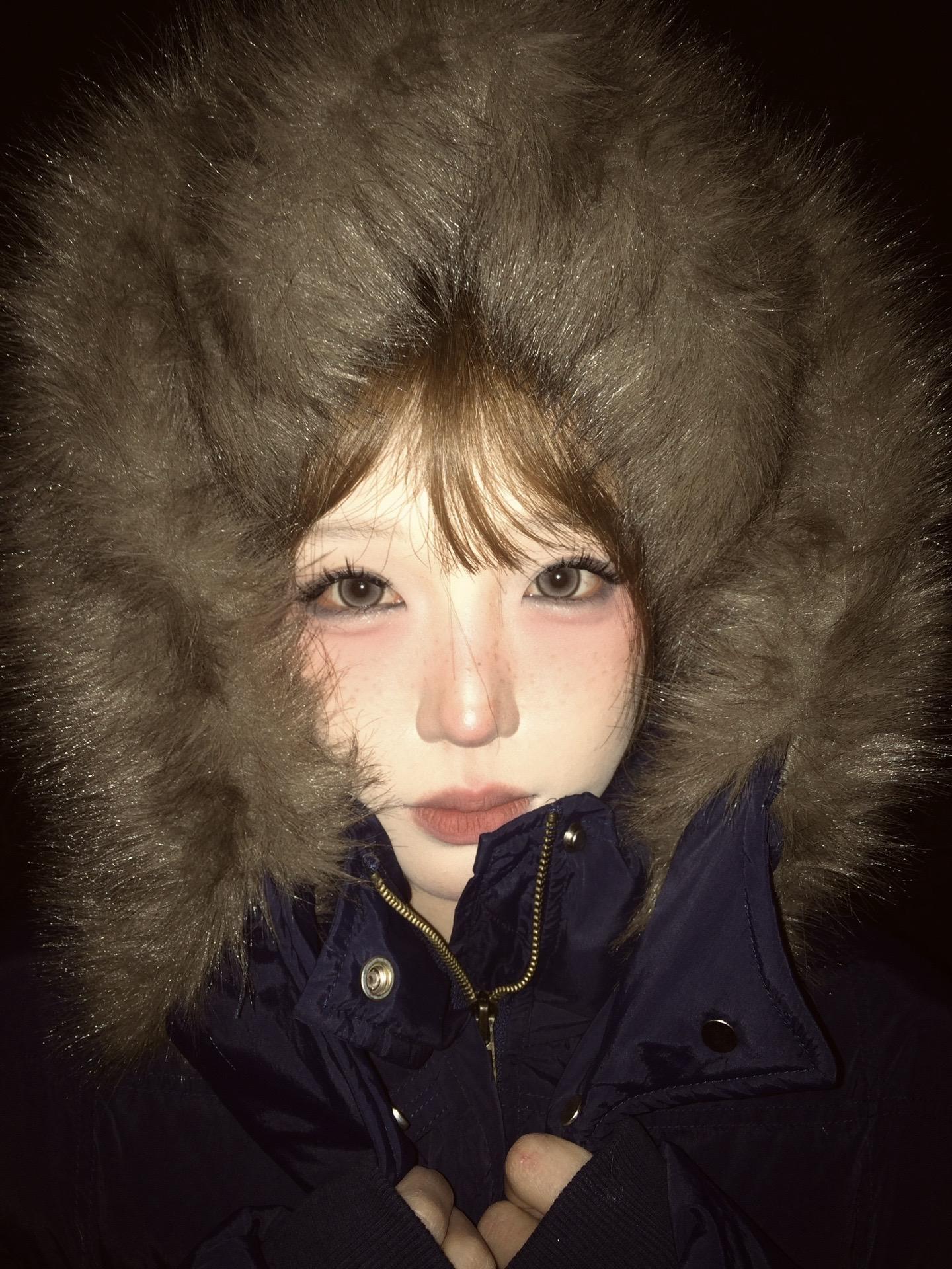 我总是忧愁 你看我的眼神是否与其他人不同。