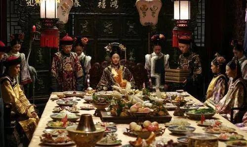 光绪二十九年冬天，颐和园的厨房里炖着一只整鸭。鸭子炖了三天三夜，最后只取一勺汤。