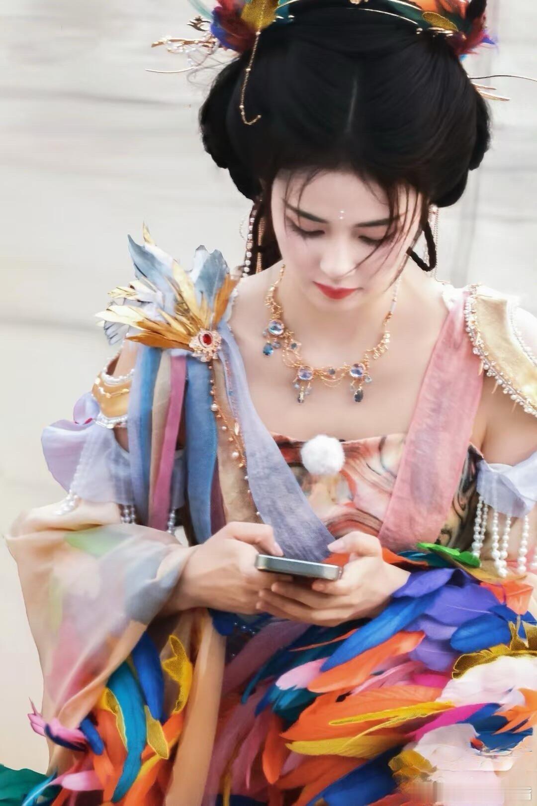 白鹿[超话]  这是哪里来的小彩风呀[哇][哇]差点都把晨哥扇感冒了哈哈哈哈[哈