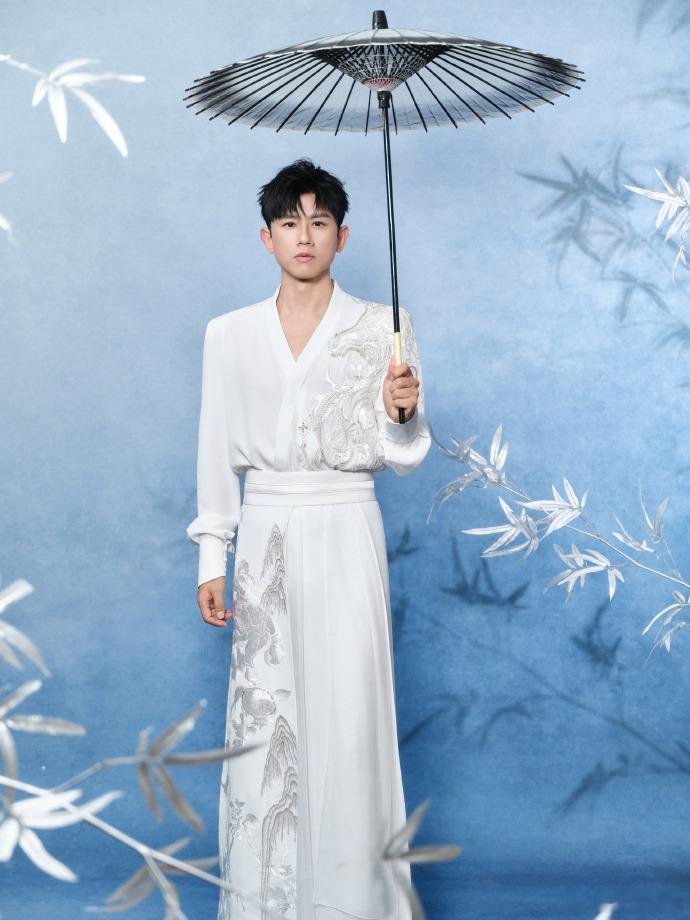 张杰零点独唱含金量 央视春晚独唱已经够牛了，张杰还能在零点后唱出收视神话！不仅唱