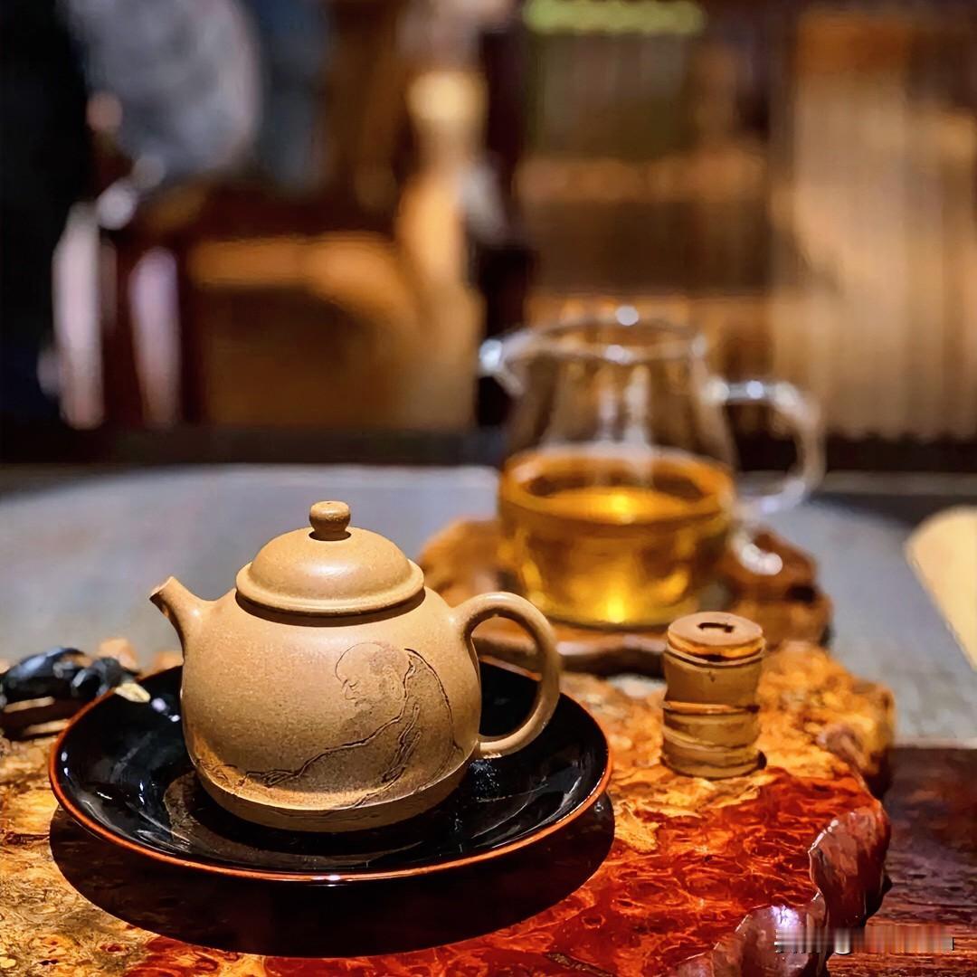 《折桂令·茶禅》
曲牌：折桂令

问茶禅一味何如？沸水同煎，嫩叶同舒。座上宾朋，