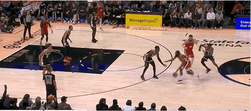 妙啊！哈登单手妙传撕穿防线！
在今天NBA常规赛快船对阵老鹰的第一节比赛中，哈登