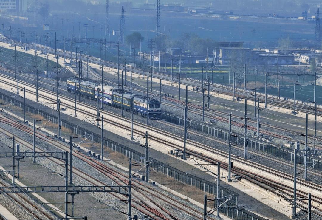 2026年3月27日10时20分，55102次检测列车从聊城西站平稳驶出，标志着