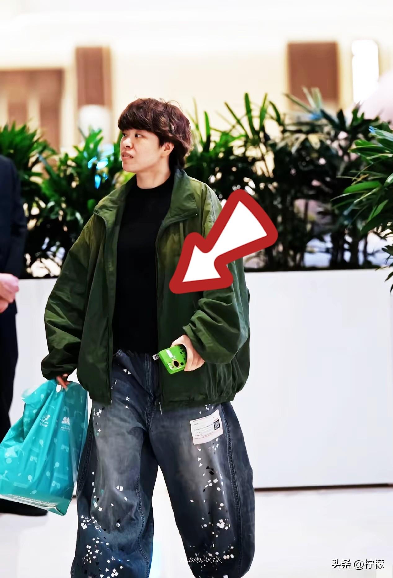 我宣布，
大迪最火的不是头发。
你看大迪现身澳门的一身装束，如果是她自己选择的衣