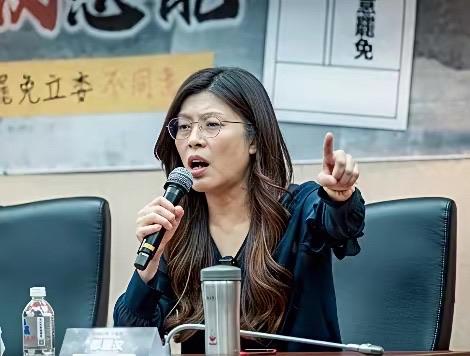 她只是中国台岛上的一个在野党的党首，而且在帮派林立的本党也没有多大话语权和威信，