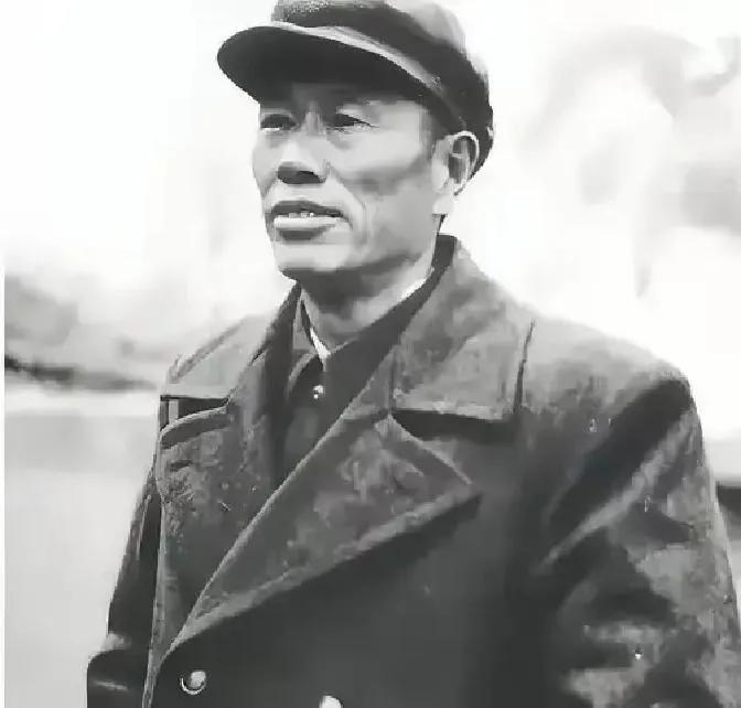 对越自卫反击战中，这位将领为何主动放弃前线指挥权？

军委同志坐在邓华对面的房间
