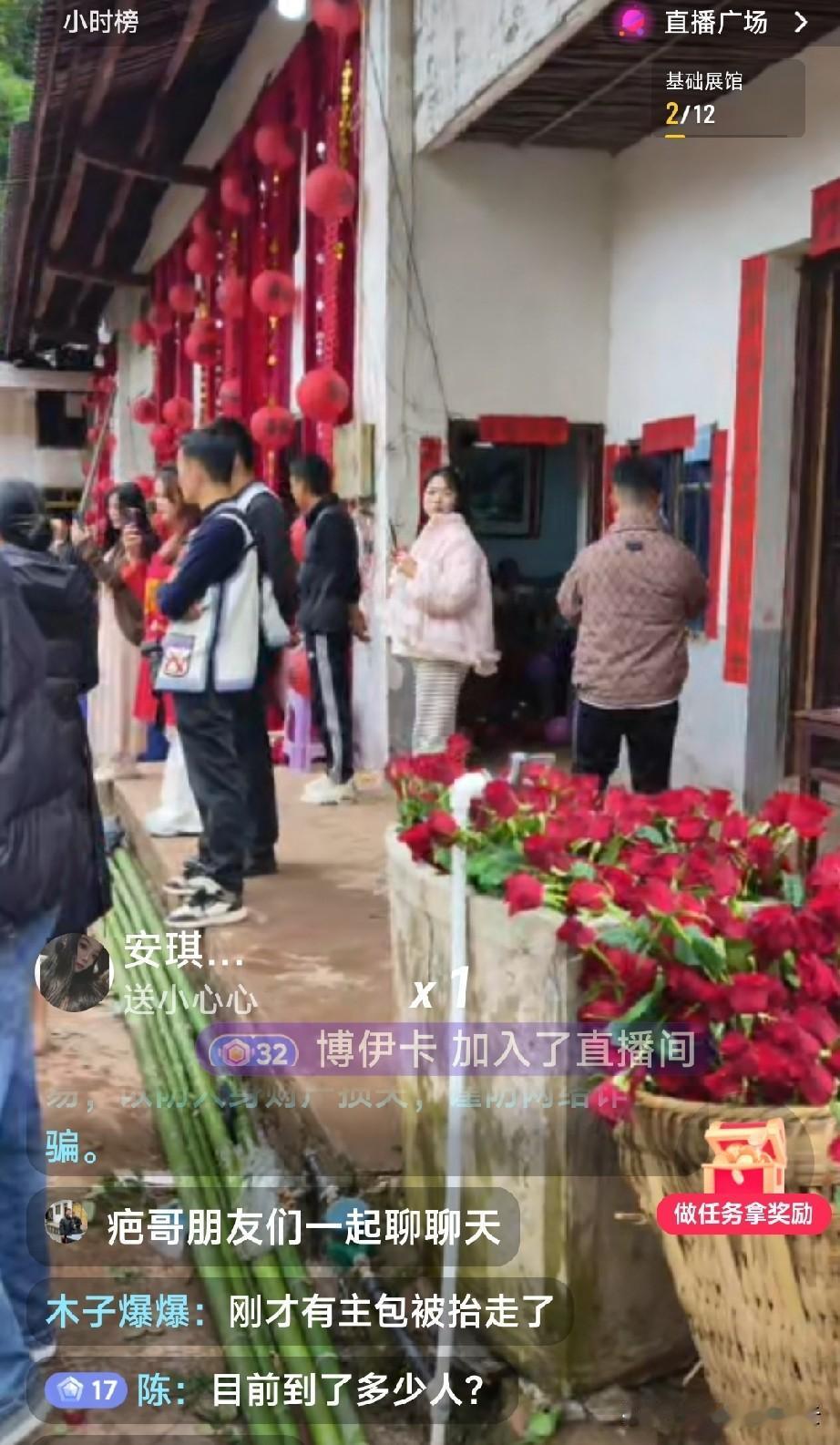 小小徐家婚礼现场布置中。
刷到网友的直播，很多人正在小小徐新家的院子里，给小小徐