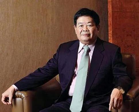 1983年，曹德旺外出游玩途中买了一根拐杖，坐车时被司机警告:“小心你的拐杖，碰