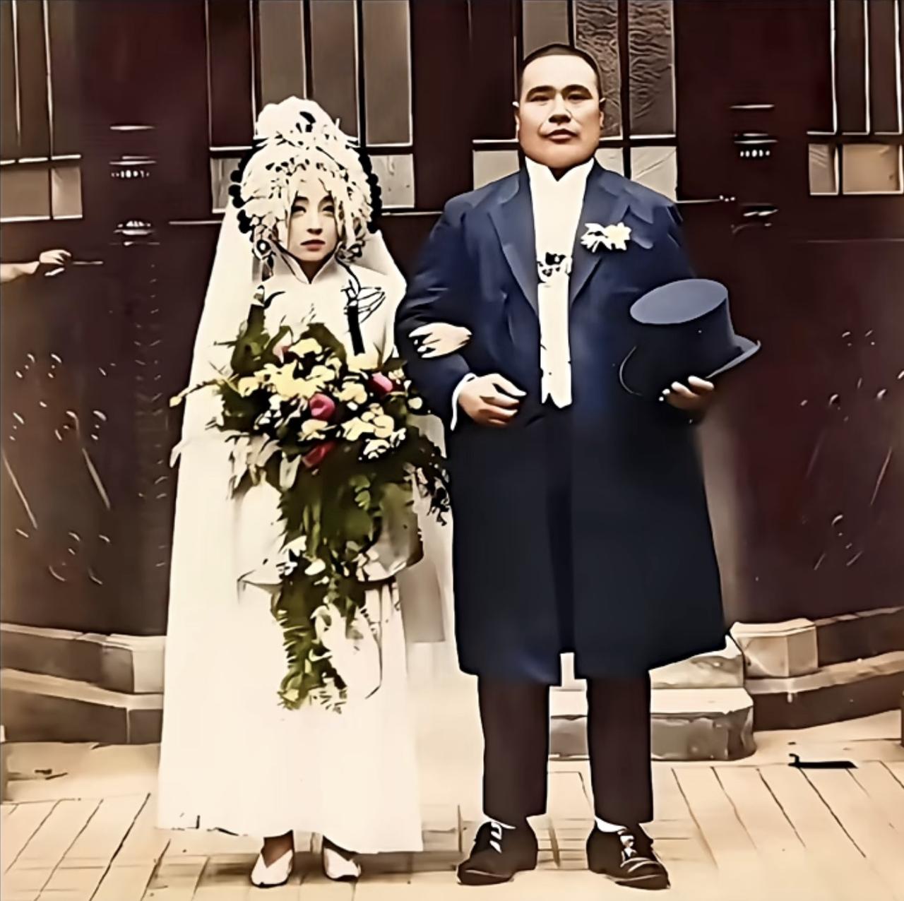 下图是赛金花（傅彩云）与第三任丈夫魏斯炅的婚纱照，时间是1918年6月20日，当