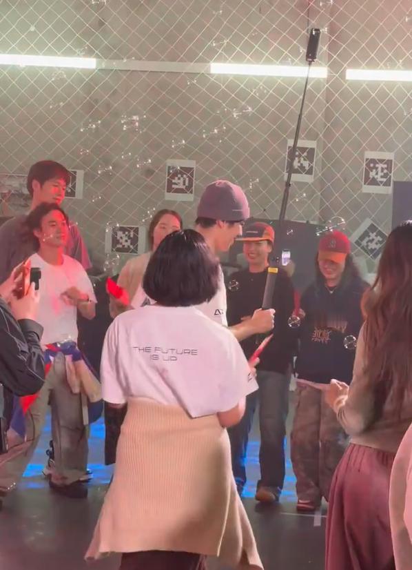 影石刘靖康：这次不敢撒钱了，改成尬舞发红包和分蛋糕。

据了解，12月4日晚，影