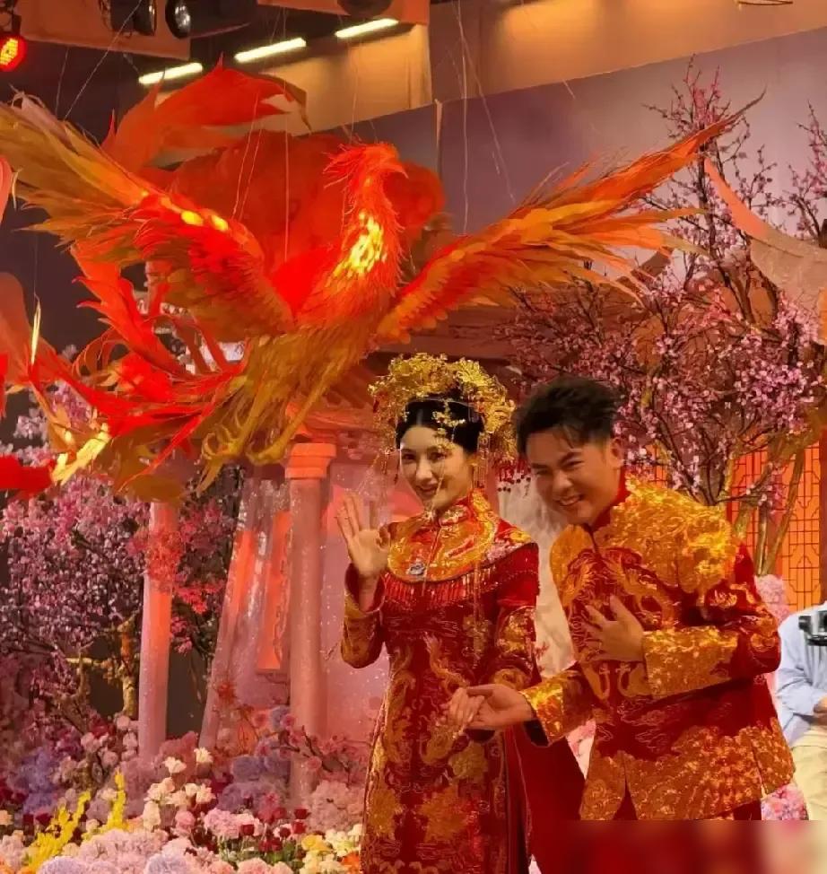 张俊杰把婚礼办成了创投圈春晚，新娘是天合光能千金，老丈人现场致辞把缘分说成两家公