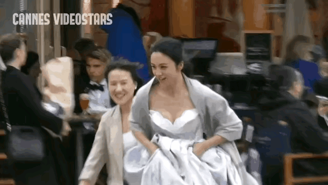 汤唯因为赶不上时间，她在戛纳电影节的红毯上奔跑，松弛的状态让人羡慕。

汤唯没有