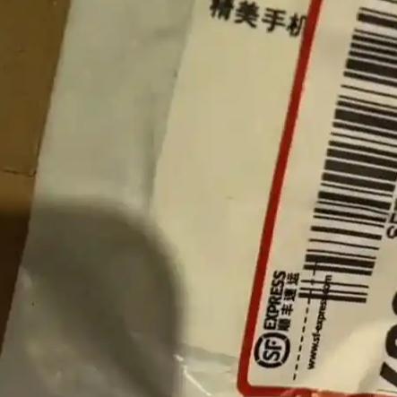 消费者退货时寄回的物品与原购买的羽绒服不符，反而寄了一个手机壳。这可能涉嫌虚假退